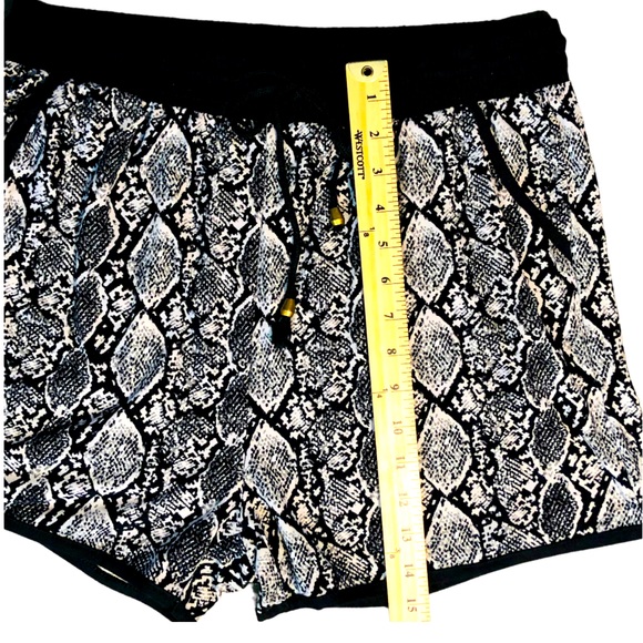 Snakeskin Print Shorts - Picture 4 of 7